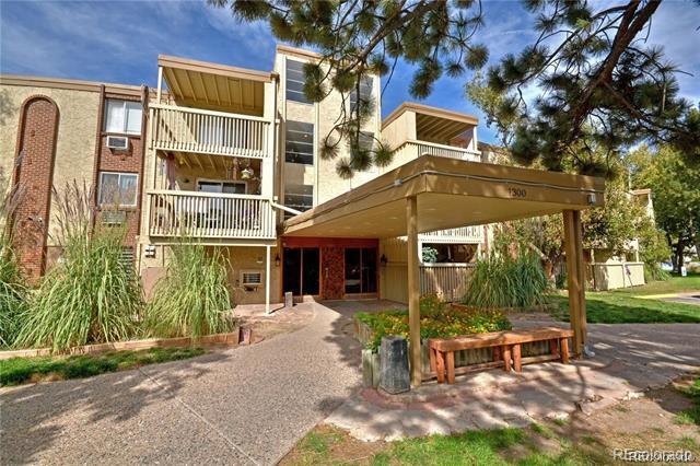 1306 S Parker Rd in Denver, CO - Building Photo