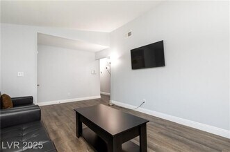 2120 Wagonwheel Ave in Las Vegas, NV - Building Photo - Building Photo