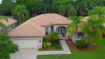 3937 Nighthawk Dr in Weston, FL - Building Photo