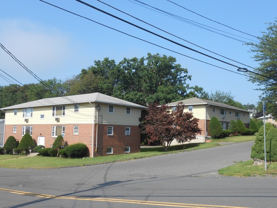 138 New Haven Ave in Waterbury, CT - Building Photo