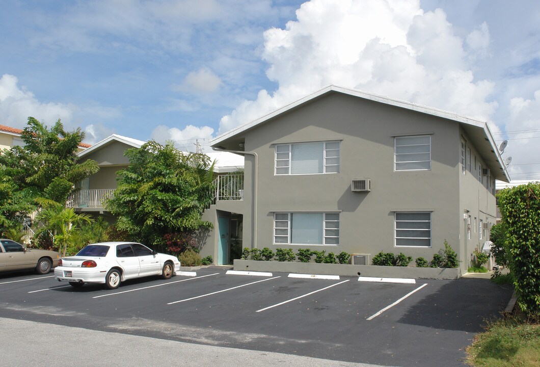 Oasis Apartments in Fort Lauderdale, FL - Building Photo