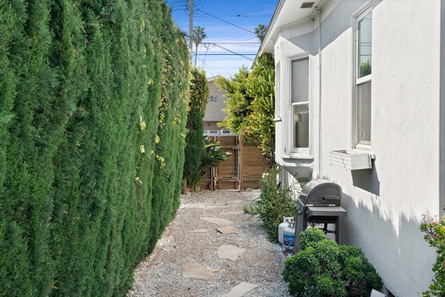 242 W 17th St, Unit 17th St in San Pedro, CA - Foto de edificio - Building Photo