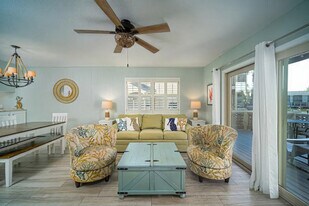 1902 Bayhouse Dr in Rockport, TX - Building Photo