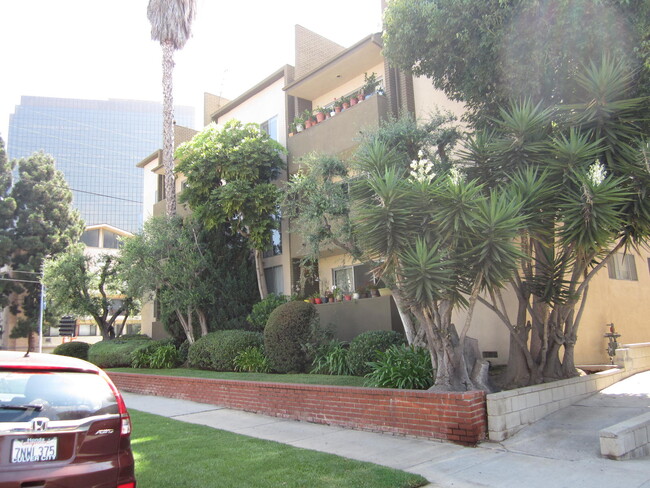 1155 S Barrington Ave in Los Angeles, CA - Building Photo - Building Photo