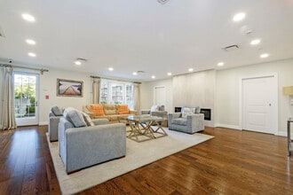 10 Byron Pl in Larchmont, NY - Building Photo - Building Photo