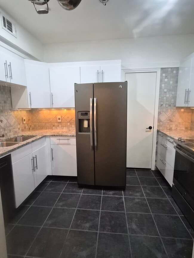 4040 Avondale Ave, Unit 304