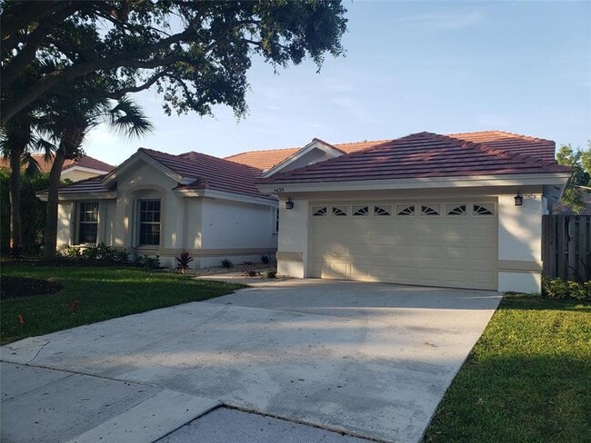 6639 Hatteras Dr in Greenacres, FL - Building Photo - Building Photo