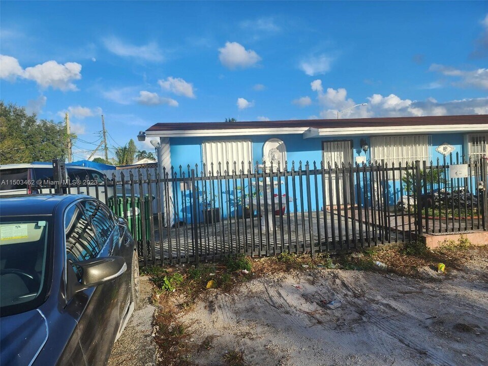 3121 NW 103rd St in Miami, FL - Building Photo