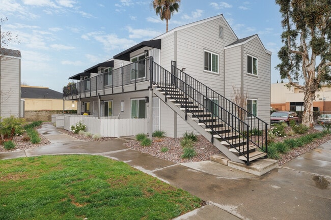 Parkway Village in Escondido, CA - Foto de edificio - Building Photo