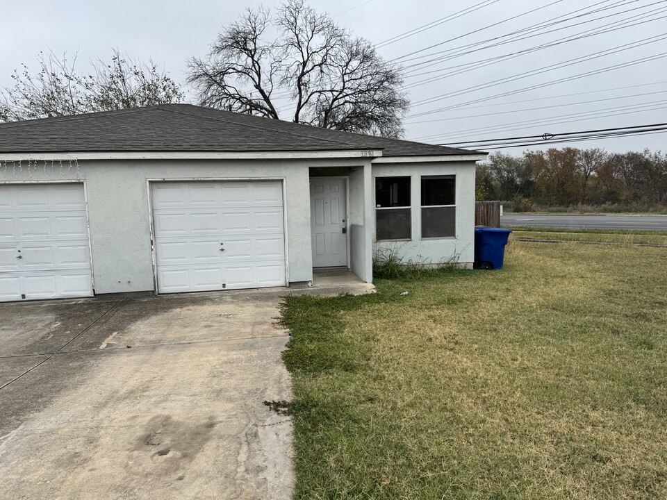 3881 Maverick Crk Rd in San Antonio, TX - Building Photo