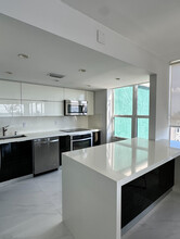 680 NE 64th St in Miami, FL - Foto de edificio - Building Photo