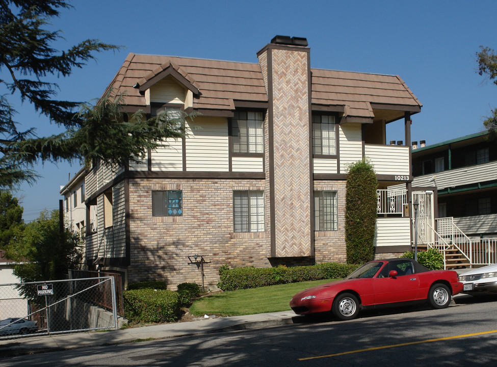 10213 Commerce Ave in Tujunga, CA - Building Photo