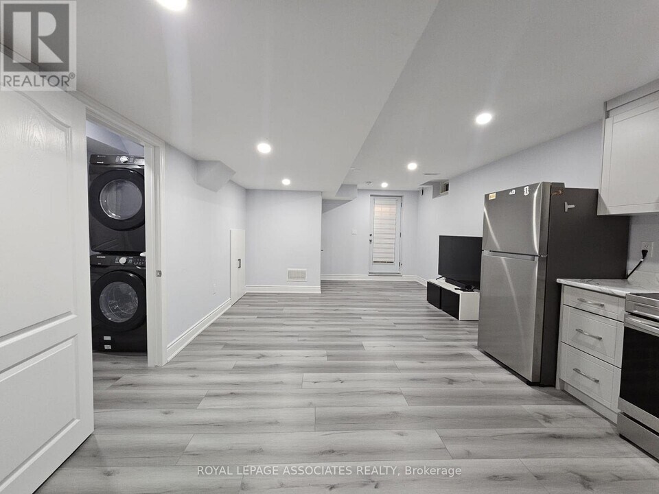 131 Lloyd Sanderson Dr in Brampton, ON - Building Photo