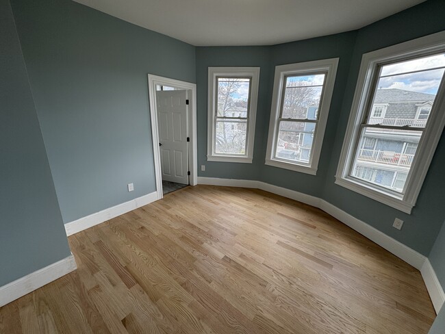 28 Cameron Ave, Unit 3 in Somerville, MA - Building Photo - Building Photo