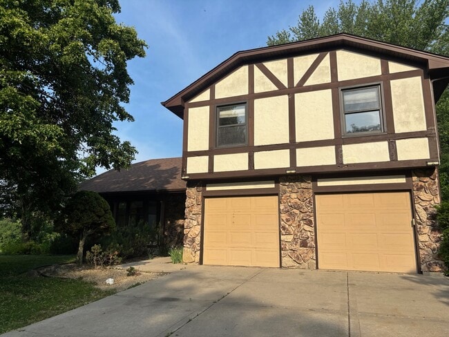 4080 N Parkside Dr in Hoffman Estates, IL - Building Photo - Building Photo
