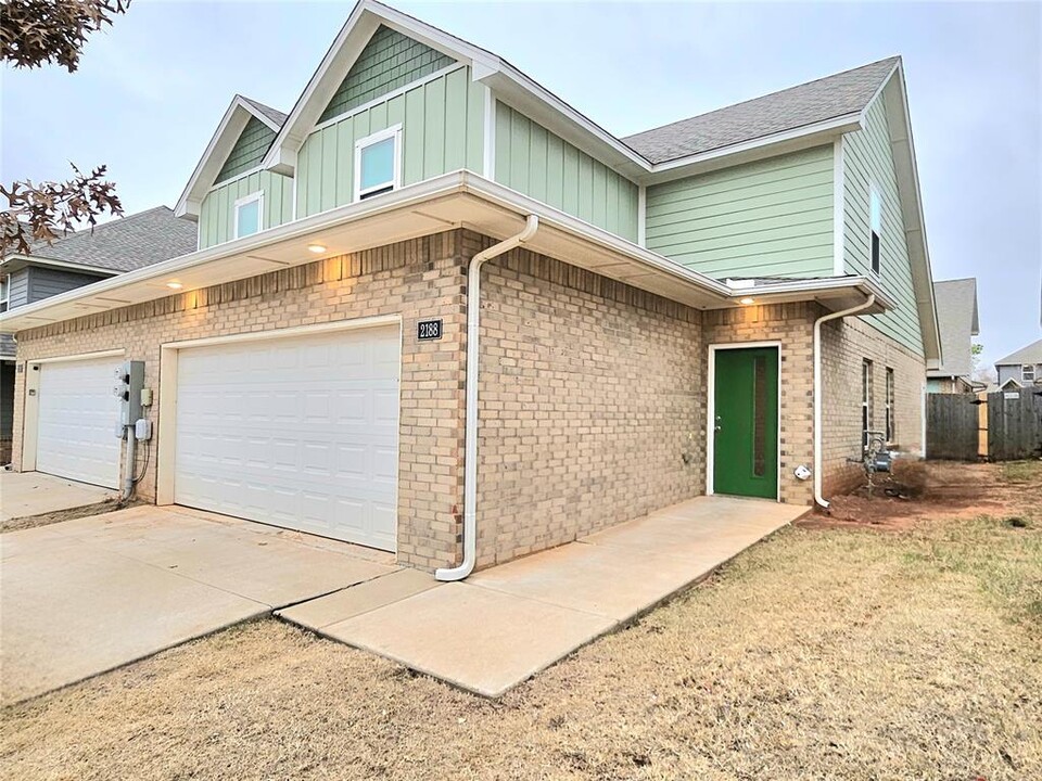 2188 Camino Del Plaza Ln in Edmond, OK - Building Photo