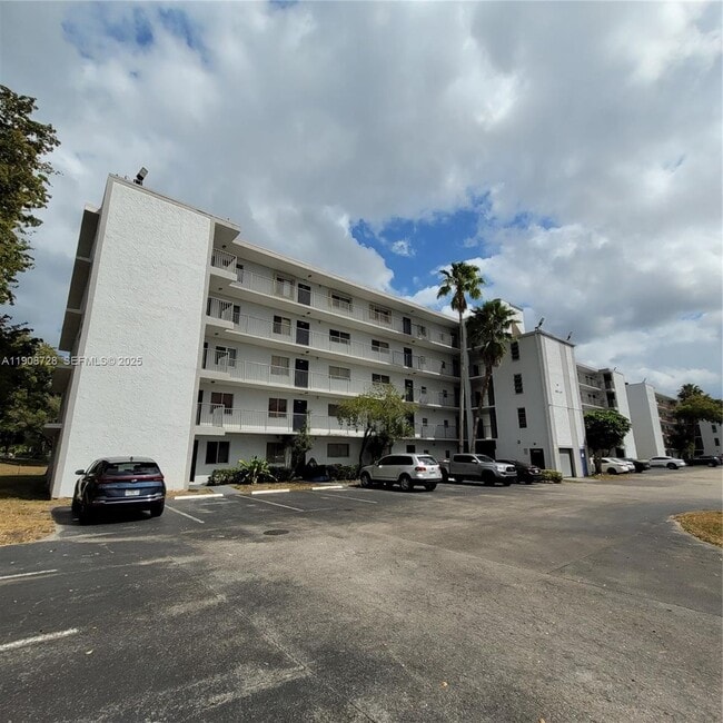 8540 N Sherman Cir in Miramar, FL - Foto de edificio - Building Photo