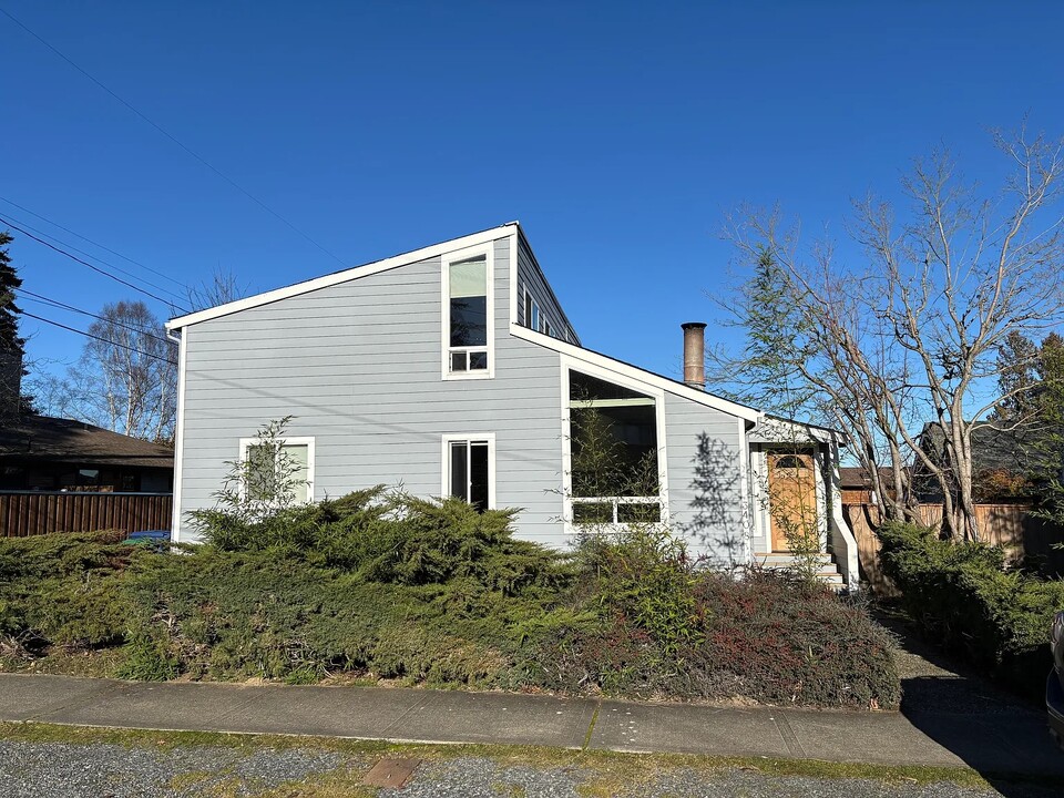 3408 W Lawton St in Seattle, WA - Building Photo