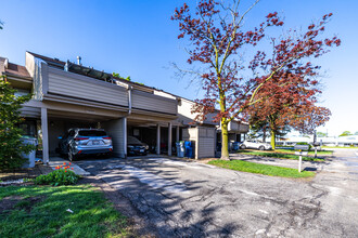 Hidden Oaks of Greenfield in Greenfield, WI - Building Photo - Building Photo