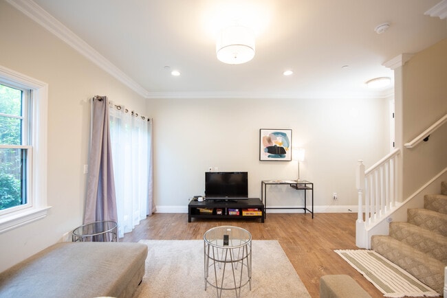 97 N Parkwood Ave in Pasadena, CA - Foto de edificio - Building Photo