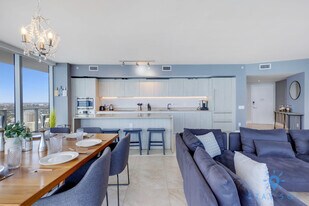 4111 S Ocean Dr in Hollywood, FL - Building Photo