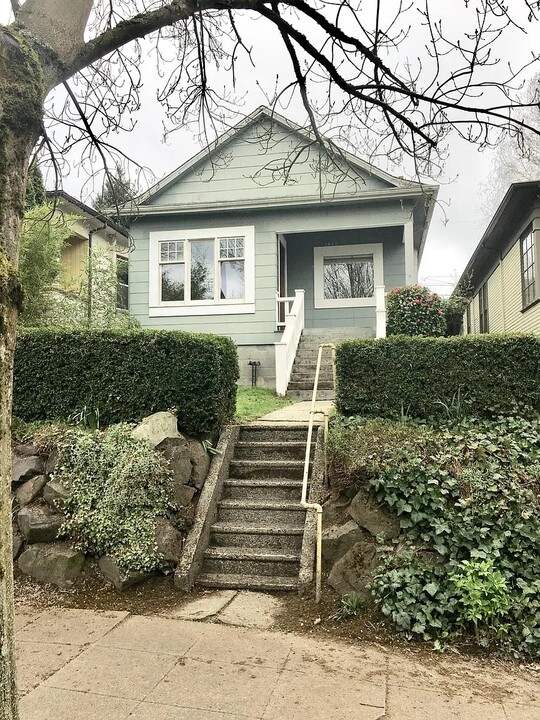 1947 6th Ave W in Seattle, WA - Building Photo