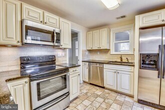 214 E Monroe Ave in Alexandria, VA - Building Photo - Building Photo