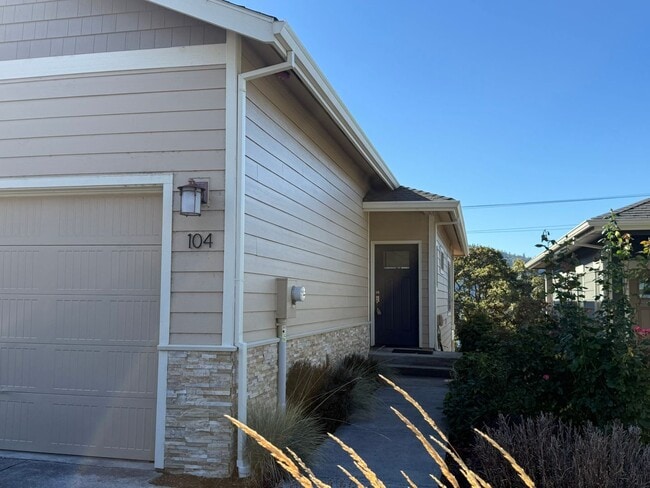 104 Ingram Place in White Salmon, WA - Building Photo - Building Photo