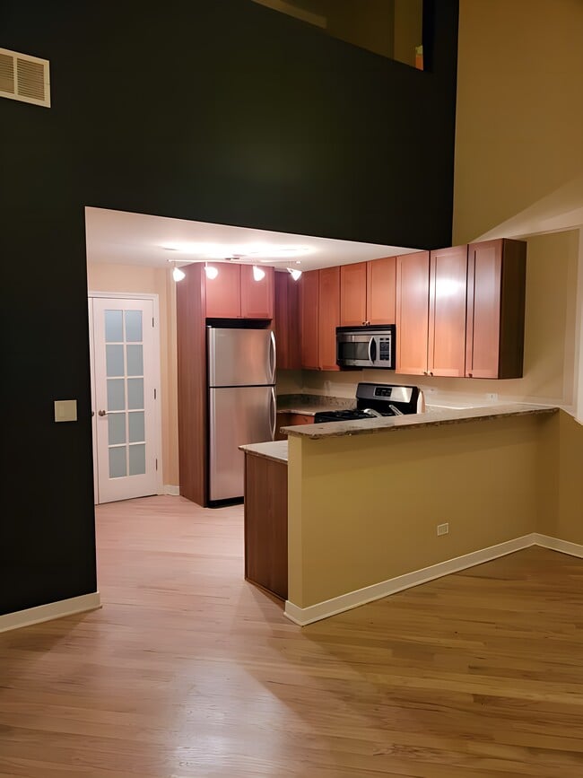 property at 3611 W Montrose Ave