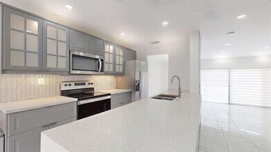 8212 NW 8th Pl in Plantation, FL - Foto de edificio - Building Photo