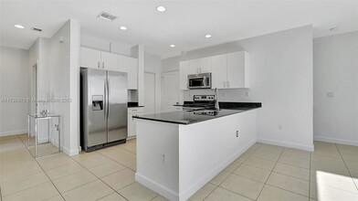 434 NE 194th Terrace in Miami, FL - Building Photo - Building Photo