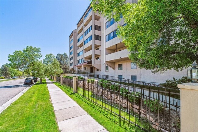 7420 E Quincy Ave, Unit 204 in Denver, CO - Foto de edificio - Building Photo