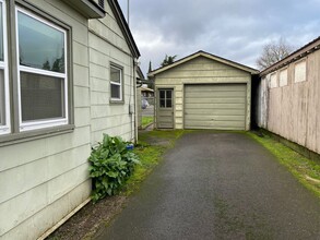 1462 NW Fairmount St in Roseburg, OR - Building Photo - Building Photo