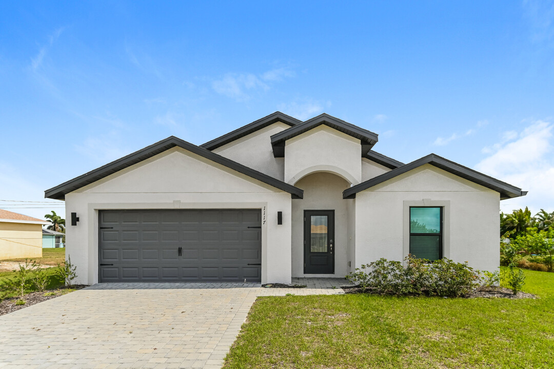 1117 NE 2nd Pl in Cape Coral, FL - Foto de edificio