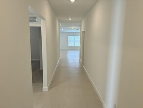 10509 NW Suncrest Lp in Port St. Lucie, FL - Building Photo - Building Photo