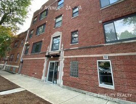 2245 W Barry Ave in Chicago, IL - Building Photo