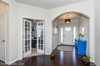 124 Oakland Crest Dr in Rochester, MI - Building Photo - Building Photo