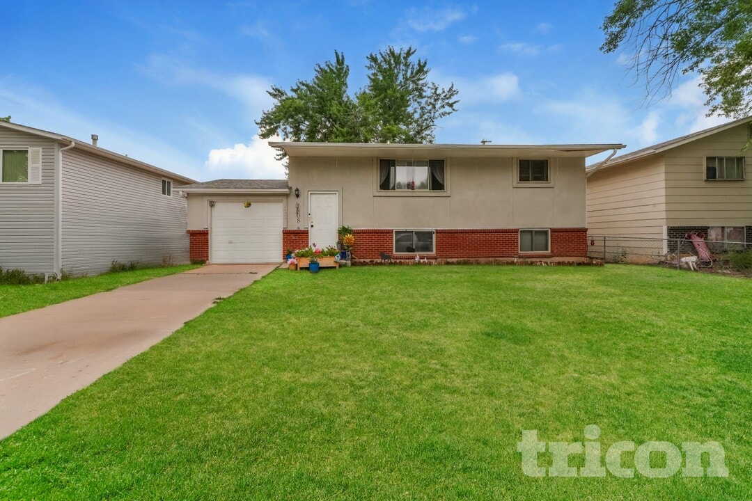 1808 River Dr in Fountain, CO - Foto de edificio