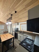 7711 Owensmouth Ave in Canoga Park, CA - Building Photo - Building Photo