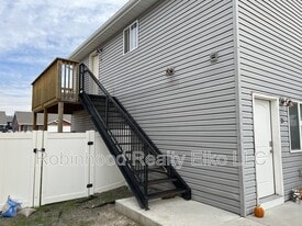 279 Country Club Pkwy in Spring Creek, NV - Building Photo