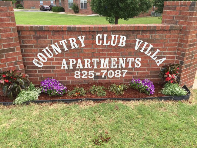 Country Club Villa Apartments in Pryor, OK - Foto de edificio - Building Photo