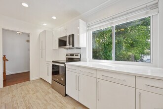 75 Cos Cob Ave in Greenwich, CT - Building Photo - Building Photo