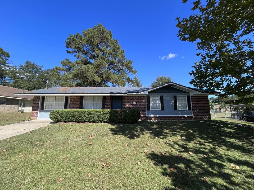 2211 Shannondoah Dr in Dothan, AL - Building Photo