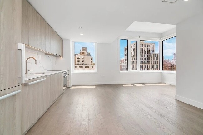 200 E 23rd St, Unit 14G