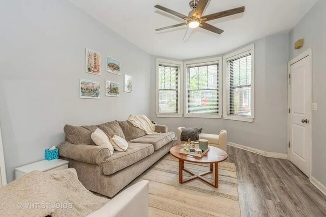 1140 W Roscoe St, Unit G in Chicago, IL - Foto de edificio - Building Photo