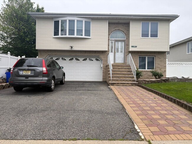 8 Williams St