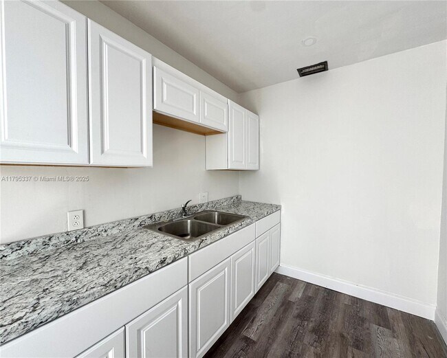 8201 Abbott Ave in Miami Beach, FL - Building Photo - Building Photo