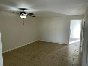 2152 W Alameda Ave, Unit 1 in Anaheim, CA - Foto de edificio - Building Photo