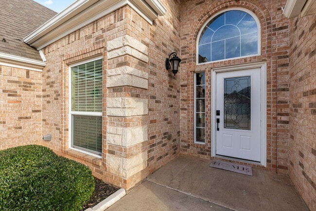 1735 Woodridge Dr in Wichita Falls, TX - Foto de edificio - Building Photo