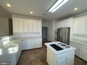 25869 Flintonbridge Dr in Chantilly, VA - Building Photo - Building Photo